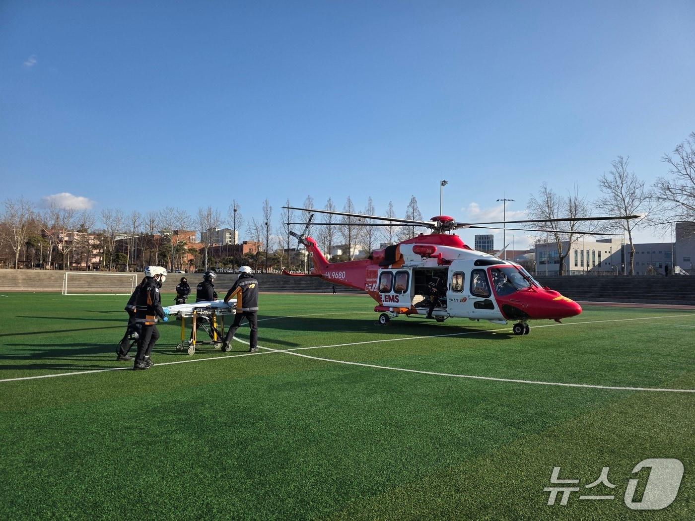 본문 이미지 - 8일 낮 12시 15분께 전북 남원시 고리봉 해발 798m 지점에서 추락한 A 씨(50대)가 약 3시간 30분 만에 구조됐다.(전북소방본부 제공. 재판매 및 DB금지)