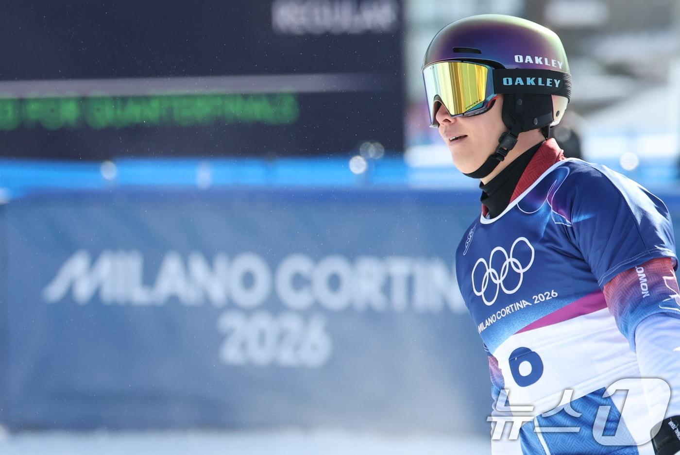 본문 이미지 - 스노보드 이상호가 8일(현지시간) 이탈리아 리비뇨의 스노파크에서 열린 2026 밀라노·코르티나담페초 동계올림픽 스노보드 남자 평행 대회전 16강전에서 8강 진출에 실패하자 아쉬워하고 있다. 2026.2.8 ⓒ 뉴스1 김진환 기자