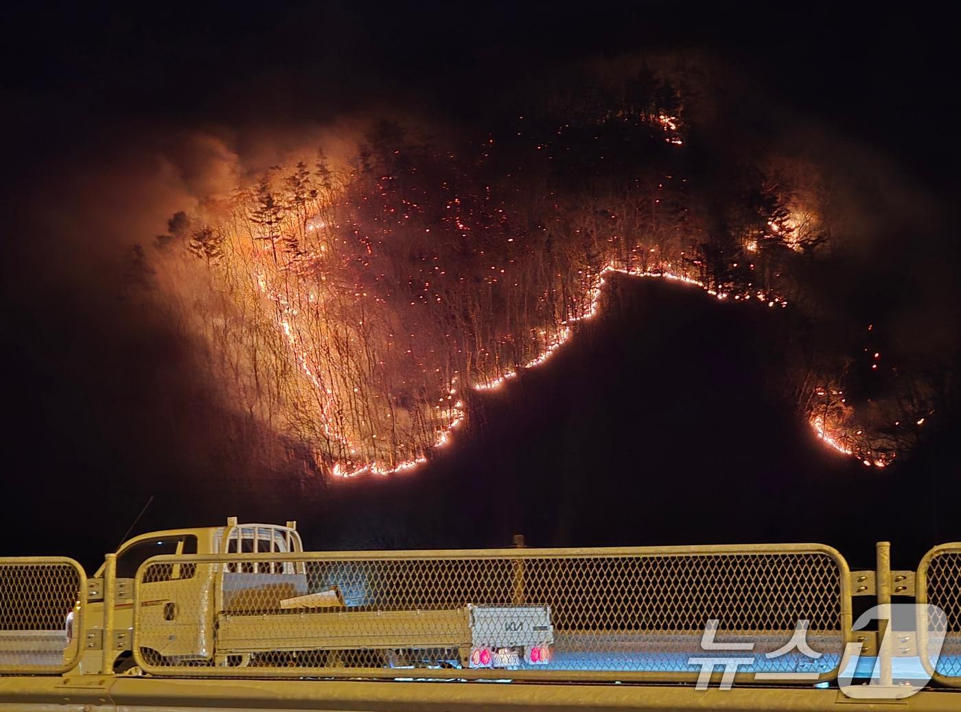 본문 이미지 - 8일 오후 주불이 잡혔던 경북 경주시 문무대왕면 산불이 입천리 안동교차로 인근 산에서 2시간여 만에 재발화했다.(독자 제공, 재판매 및 DB금지) 2026.2.8 ⓒ 뉴스1 최창호 기자
