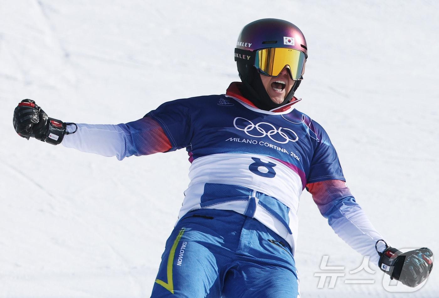 본문 이미지 - 스노보드 김상겸이 8일(현지시간) 이탈리아 리비뇨의 스노파크에서 열린 2026 밀라노·코르티나담페초 동계올림픽 스노보드 남자 평행 대회전 8강전에서 준결승 진출을 확정지은 뒤 기뻐하고 있다. 2026.2.8 ⓒ 뉴스1 김진환 기자