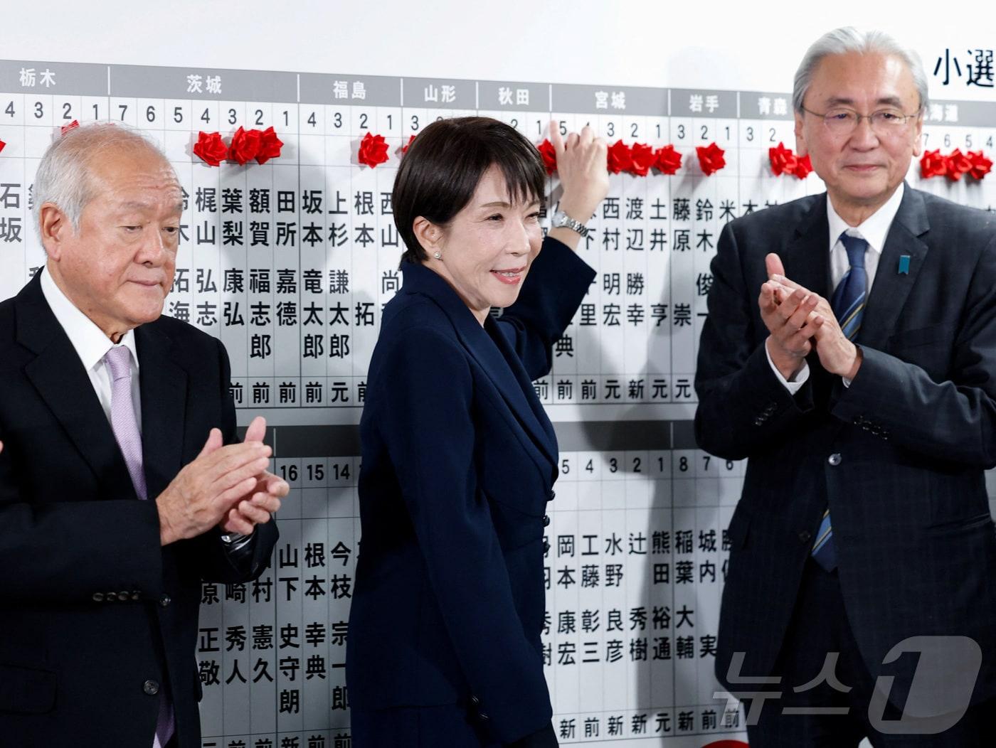 본문 이미지 - 다카이치 사나에 일본 총리이자 자민당 총재가 8일 도쿄 자민당 본부에서 중의원 선거에서 선출된 후보의 이름에 빨간 장미를 달고 있다. 2026.2.8 ⓒ 로이터=뉴스1