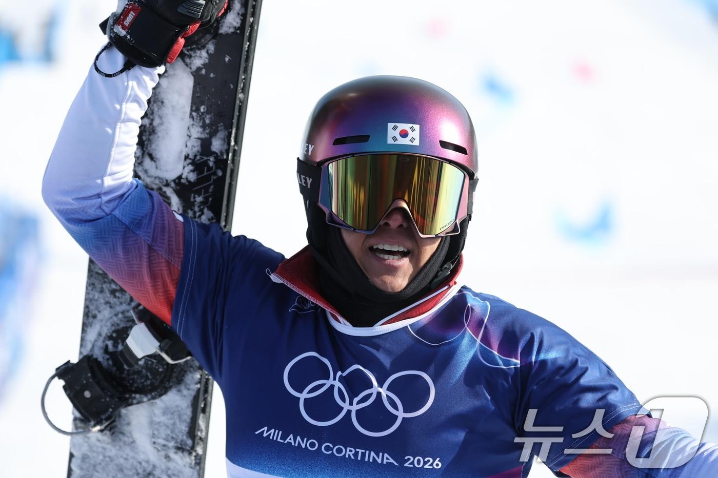 본문 이미지 - 스노보드 김상겸이 8일(현지시간) 이탈리아 리비뇨의 스노파크에서 열린 2026 밀라노·코르티나담페초 동계올림픽 스노보드 남자 평행 대회전 준결승에서 결승 진출을 확정지은 뒤 기뻐하고 있다. 2026.2.8 ⓒ 뉴스1 김진환 기자