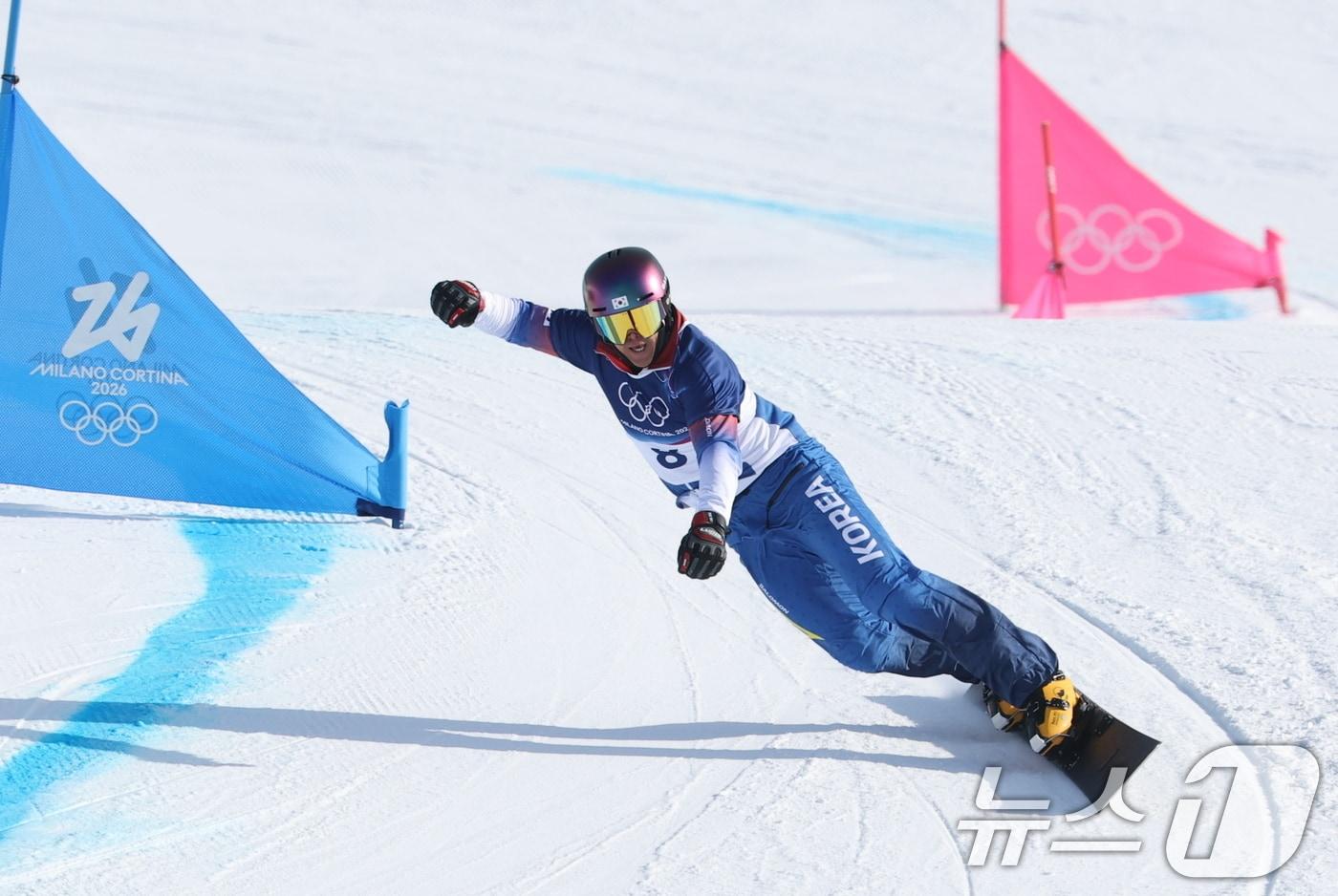 본문 이미지 - 스노보드 김상겸이 8일(현지시간) 이탈리아 리비뇨의 스노파크에서 열린 2026 밀라노·코르티나담페초 동계올림픽 스노보드 남자 평행 대회전 준결승에서 질주하고 있다. 2026.2.8 ⓒ 뉴스1 김진환 기자