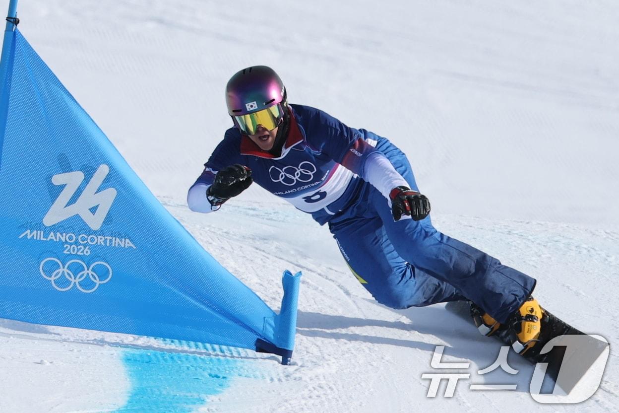 스노보드 김상겸이 8일(현지시간) 이탈리아 리비뇨의 스노파크에서 열린 2026 밀라노·코르티나담페초 동계올림픽 스노보드 남자 평행 대회전 결승에서 결승선을 향해 질주하고 있다. 2026.2.8 ⓒ 뉴스1 김진환 기자