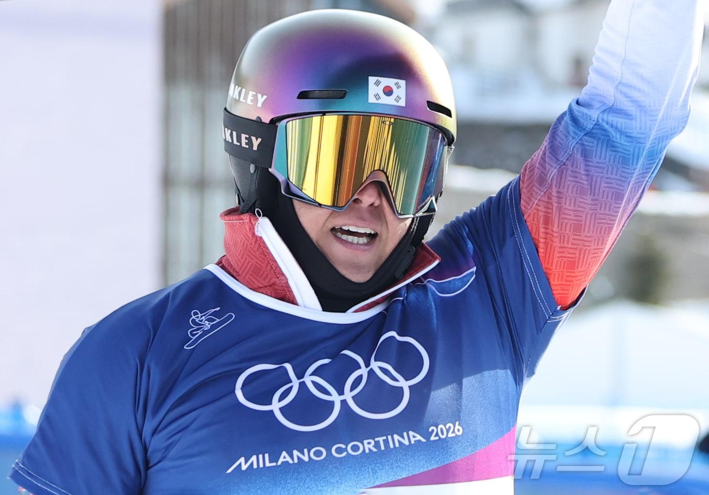 본문 이미지 - 스노보드 김상겸이 8일(현지시간) 이탈리아 리비뇨의 스노파크에서 열린 2026 밀라노·코르티나담페초 동계올림픽 스노보드 남자 평행 대회전 결승에서 은메달을 확정지은 뒤 기뻐하고 있다. 2026.2.8 ⓒ 뉴스1 김진환 기자