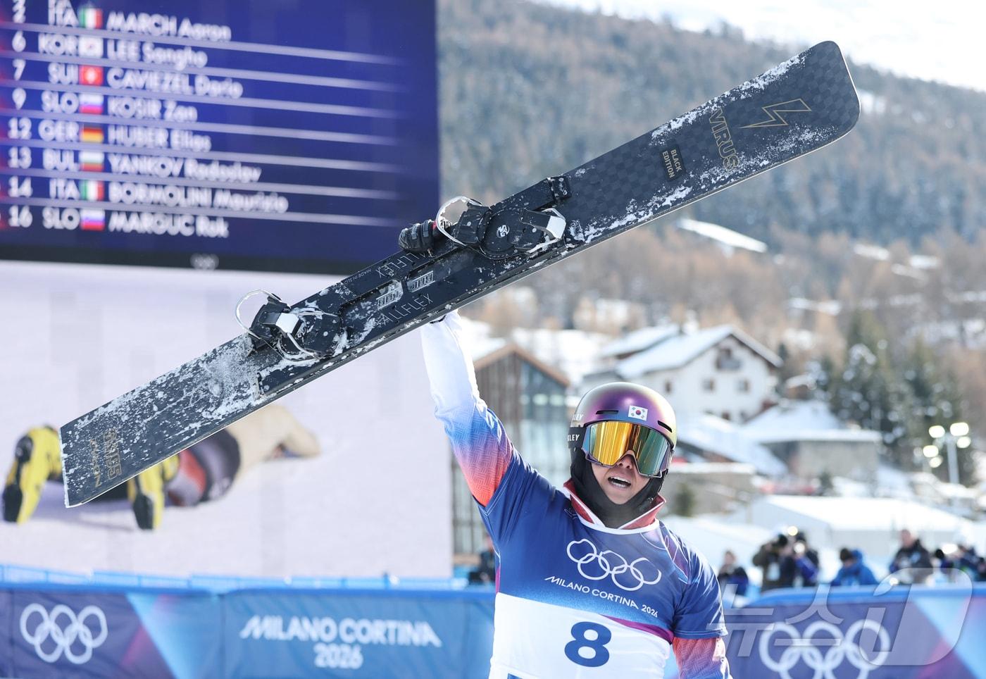 스노보드 김상겸이 8일(현지시간) 이탈리아 리비뇨의 스노파크에서 열린 2026 밀라노·코르티나담페초 동계올림픽 스노보드 남자 평행 대회전 결승에서 은메달을 따낸 뒤 기뻐하고 있다. 2026.2.8 ⓒ 뉴스1 김진환 기자