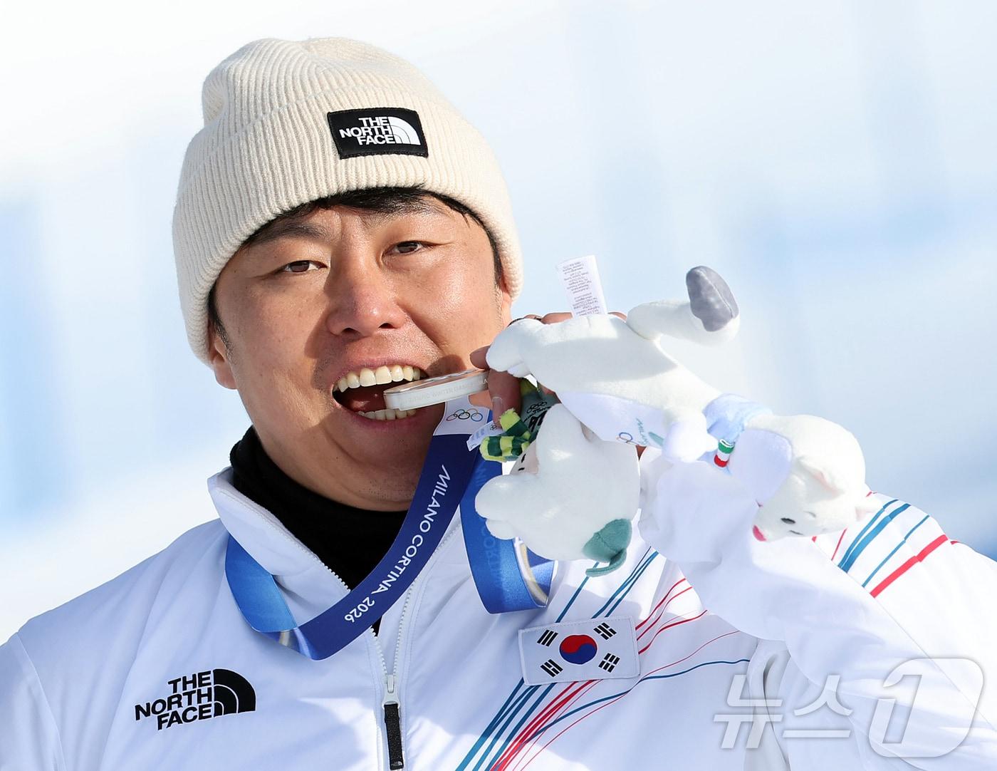 본문 이미지 - 스노보드 김상겸이 8일(현지시간) 이탈리아 리비뇨의 스노파크에서 열린 2026 밀라노·코르티나담페초 동계올림픽 스노보드 남자 평행 대회전에서 값진 은메달을 획득 후 기뻐하고 있다. 2026.2.8 ⓒ 뉴스1 김진환 기자
