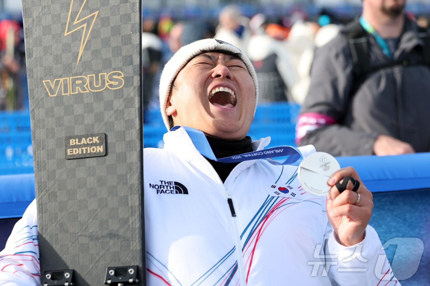 본문 이미지 - 스노보드 남자 평행 대회전에서 값진 은메달을 획득한 김상겸이 8일(현지시간) 이탈리아 리비뇨의 스노파크에서 열린 2026 밀라노·코르티나담페초 동계올림픽 스노보드 남자 평행 대회전 시상식을 마친 뒤 기뻐하고 있다. 2026.2.8 ⓒ 뉴스1 김진환 기자