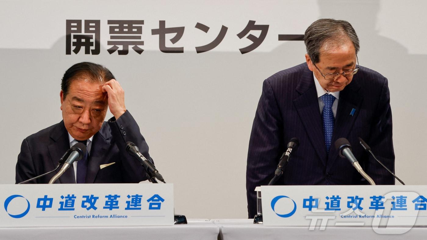 본문 이미지 - 노다 요시히코(왼쪽)·사이토 데쓰오 중도개혁연합 공동대표가 8일 총선 출구조사 이후 도쿄에서 기자회견을 갖고 있다. 2026.2.8 ⓒ 로이터=뉴스1