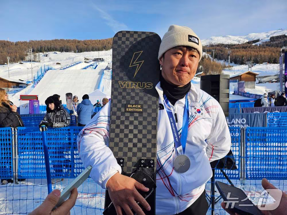 본문 이미지 - 김상겸이 8일(한국시간) 2026 밀라노 코르티나 동계 올림픽에서 은메달을 딴 뒤 취재진과 인터뷰하고 있다. ⓒ News1