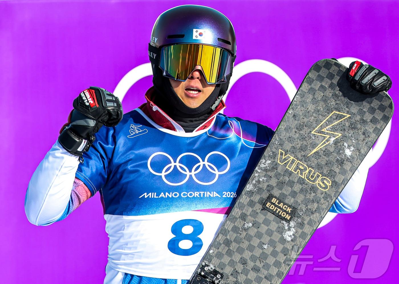 본문 이미지 - 스노보드 김상겸이 8일(현지시간) 이탈리아 리비뇨의 스노파크에서 열린 2026 밀라노·코르티나담페초 동계올림픽 스노보드 남자 평행 대회전 8강전에서 세계랭킹 1위 롤란드 피슈날러(이탈리아)를 꺾고 준결승 진출을 확정지은 뒤 기뻐하고 있다. 2026.2.8 ⓒ 뉴스1 김진환 기자