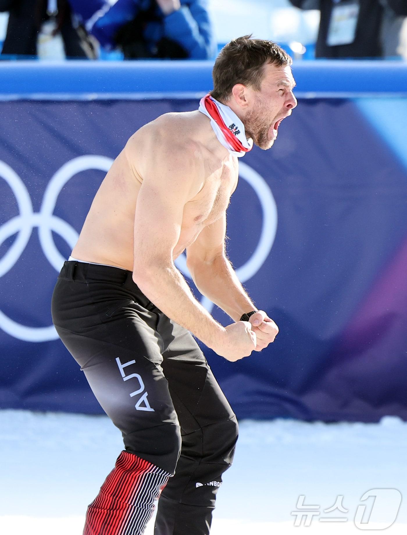 본문 이미지 - 스노보드 오스트리아 벤야민 카를이 8일(현지 시간) 이탈리아 리비뇨 스노우파크에서 열린 2026 밀라노·코르티나 담페초 동계올림픽 스노보드 남자 평행대회전 결승에서 금메달을 차지한 뒤 포효하고 있다. 2026.2.9 ⓒ 뉴스1 김진환 기자