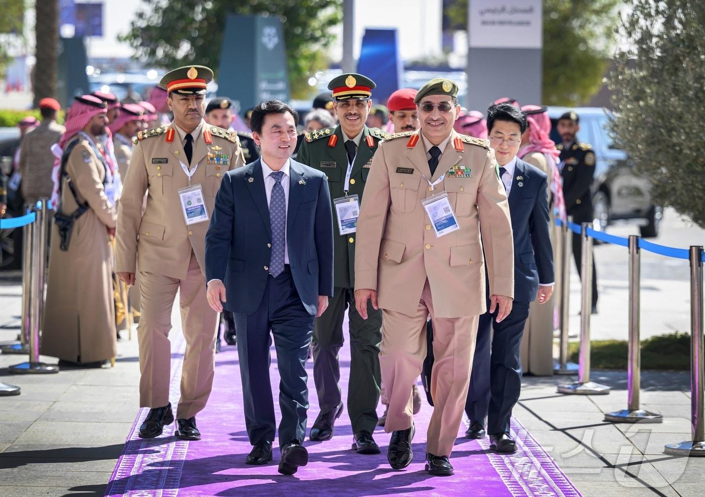 본문 이미지 - 안규백 국방부 장관이 지난 8일(현지시간) 사우디아라비아 수도 리야드에서 열린 2026 세계방산전시회 개막식에 참석하고 있다. (국방부 제공. 재판매 및 DB금지) 2026.2.9 ⓒ 뉴스1
