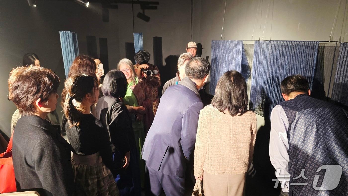 본문 이미지 - 해외교류전 '현대 트랜스로컬:실과 고리' 개막식