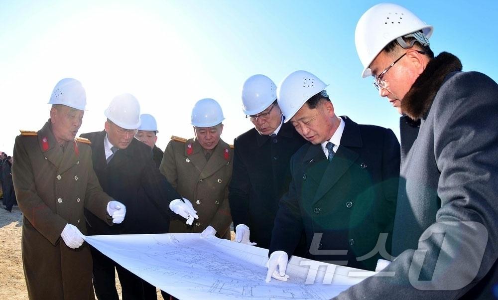 본문 이미지 - (평양 노동신문=뉴스1) = 북한 노동당 기관지 노동신문은 9일 봉산군, 시증군, 신흥군, 통천군 지방공장 착공식이 전날 현지에서 진행됐다고 보도했다. 김덕훈 당 경제비서(오른쪽 두 번째)가 현지에서 사업 지침을 내리고 있다. [국내에서만 사용가능. 재배포 금지. DB 금지. For Use Only in the Republic of Korea. Redistribution Prohibited] rodongphoto@news1.kr