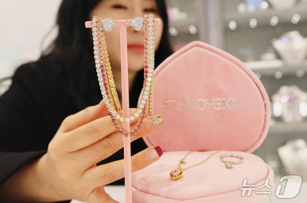 본문 이미지 - 롯데백화점 대구점 지하 1층 스와로브스키 매장 직원이 밸런타인데이 관련 제품을 선보이고 있다.(롯데백화점 제공, 재판매 및 DB 금지)