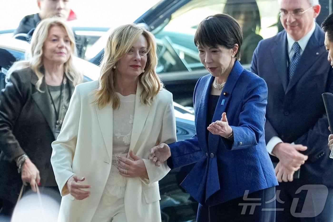 본문 이미지 - 지난 1월 16일 다카이치 사나에 일본 총리가 도쿄 총리관저를 방문한 조르자 멜로니 이탈리아 총리를 맞이하고 있다. 2026.01.16 ⓒ 로이터=뉴스1