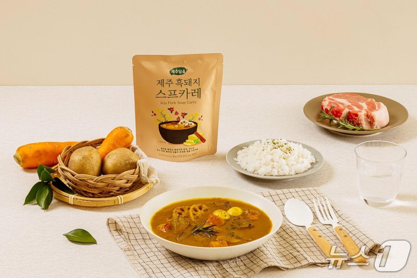 본문 이미지 - 오뚜기 제주담음 제주 흑돼지 스프카레 연출컷.(오뚜기 제공)