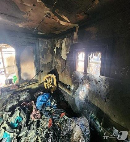 본문 이미지 - 10일 오전 11시 47분쯤 인천시 미추홀구 용현동의 한 단독주택에서 화재가 발생했다.(인천소방본부 제공. 재배포 및 DB금지)2026.2.9/뉴스1)