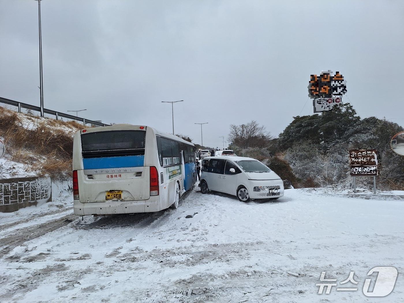 본문 이미지 - 눈길 사고(제주소방본부 제공. 재판매 및 DB금지)