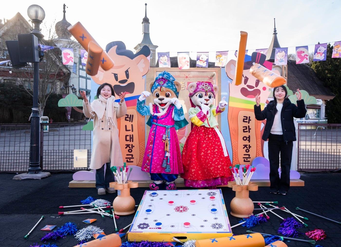 본문 이미지 - 한복을 입은 레니와 라라가 '포춘마켓'이 한창인 축제콘텐츠존에서 전통놀이 등 설날 이벤트를 소개하고 있다.(에버랜드 제공)