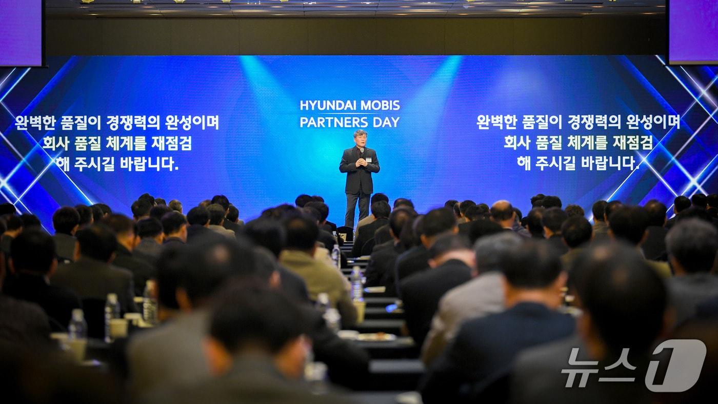본문 이미지 - 지난 6일 제주 해비치 호텔에서 열린  현대모비스 '2026 파트너스 데이'에서 이규석 현대모비스 사장이 발표를 하고 있다. (현대모비스 제공)