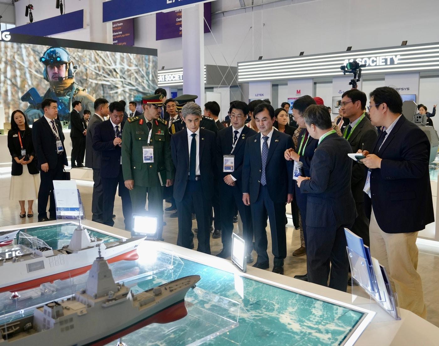 본문 이미지 - 안규백 국방부 장관이 8일(현지시간) 사우디아라비아 수도 리야드에서 열린 '국제방산전시회(WDS) 2026' HD현대중공업 부스를 방문해 회사 관계자의 설명을 듣고 있다. (한국방위산업진흥회 제공)