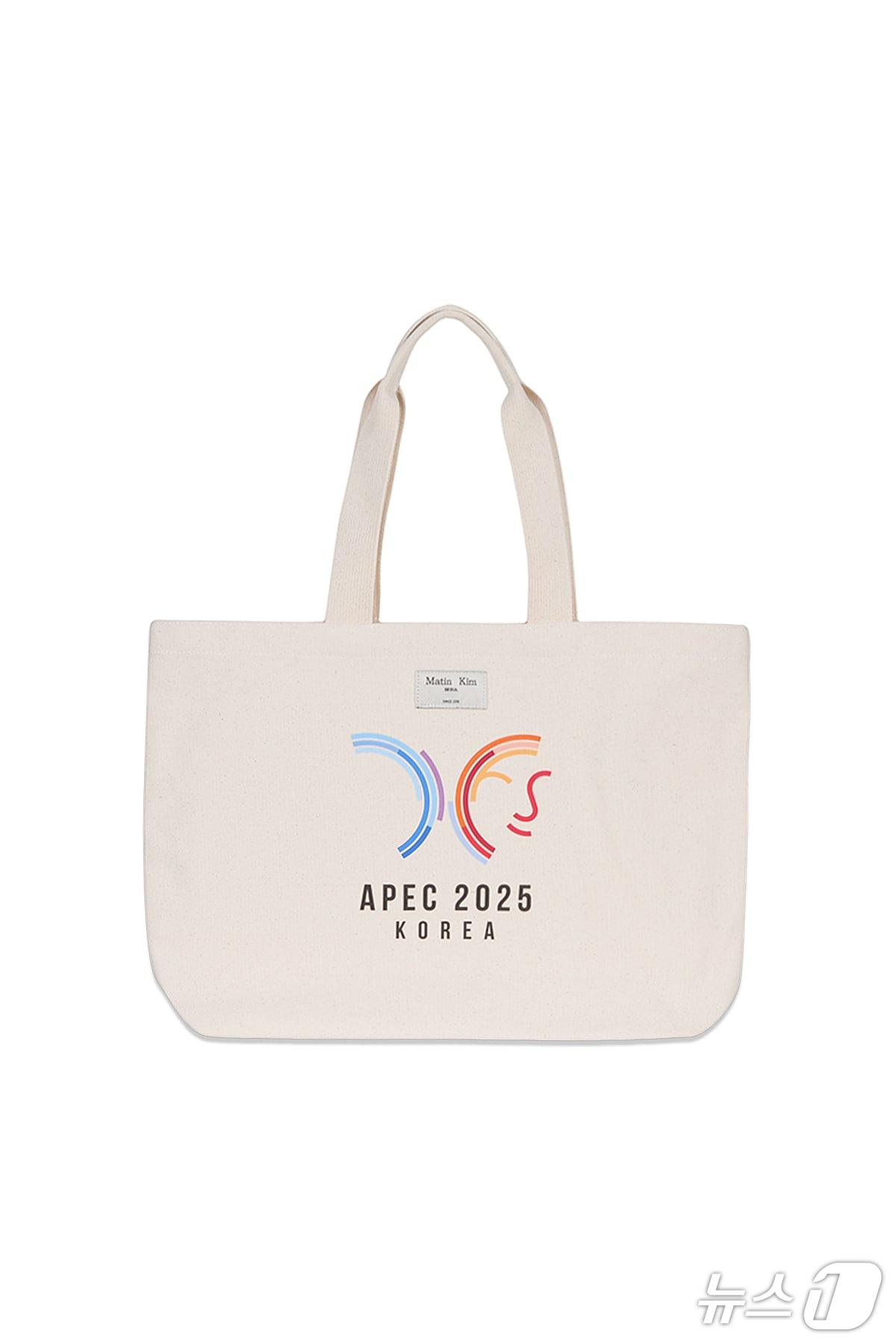 본문 이미지 - 하고하우스의 투자 브랜드 마뗑킴이 '2025 아시아태평양경제협력체(APEC) 정상회의'의 성공적 개최에 기여한 공로로 외교부장관 표창을 수상했다고 9일 밝혔다.(하고하우스 제공)