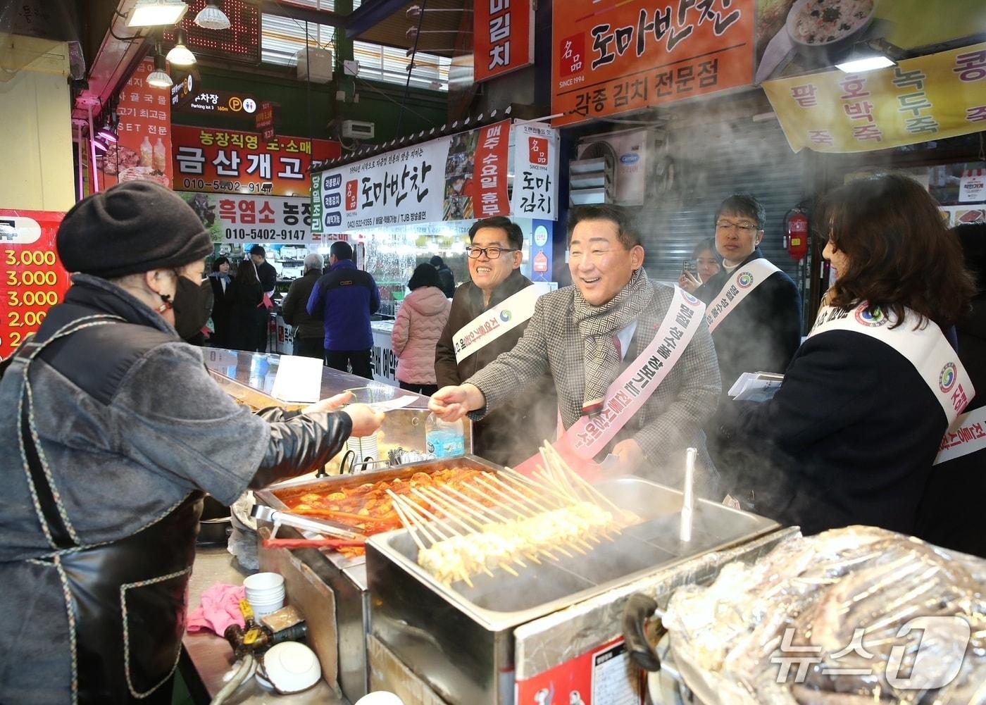 본문 이미지 - 서철모 서구청장이 시장 상인에게 인사를 건네고 있다.(제공. 재판매 및 DB금지)/뉴스1