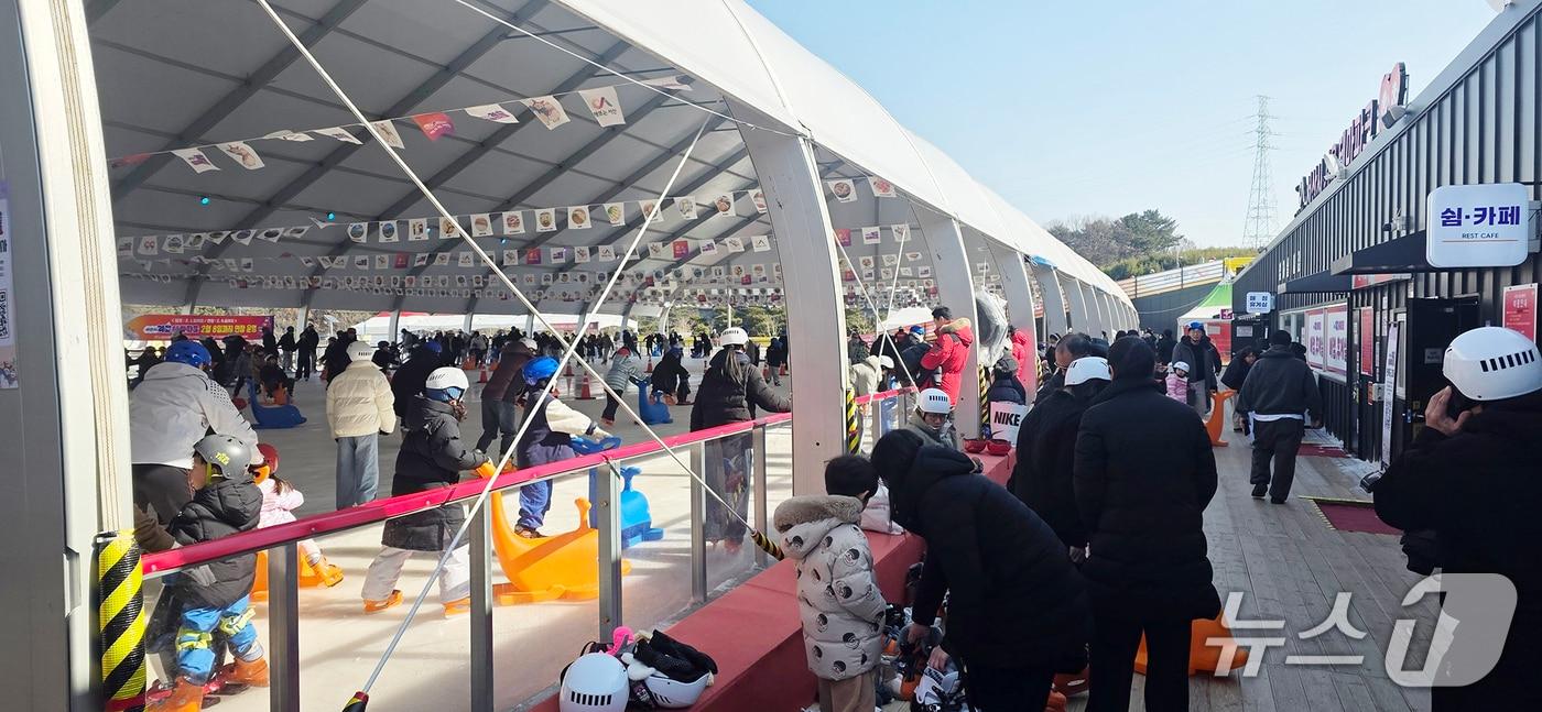 본문 이미지 - 2025년 12월 20일부터 2026년 2월 8일까지 운영된 겨울 테마파크 모습(서산시 제공. 재판매 및 DB금지)2026.2.9/뉴스1