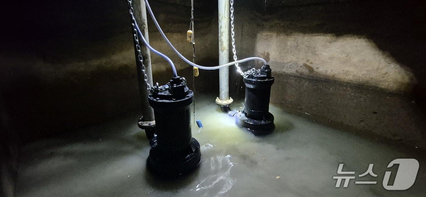 본문 이미지 - 여의도 공동구 내 집수정에 중온수용 배수펌프 설치 완료 모습.(서울시 제공)