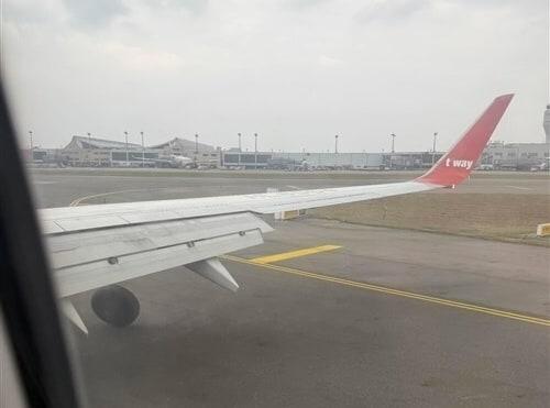 본문 이미지 - 대만 타오위안 국제공항에 착륙한 티웨이 여객기에서 바퀴가 이탈하고 있다.(사진=온라인 커뮤니티)