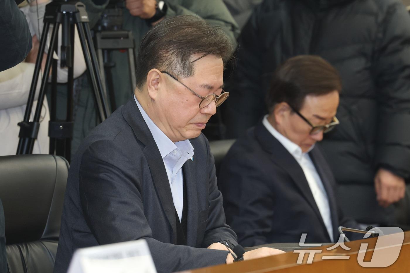 본문 이미지 - 박일준 대한상공회의소 부회장이 9일 오전 서울 한국무역보험공사에서 열린 경제단체 긴급현안 점검회의에서 김정관 산업통상부 장관의 발언을 듣고 있다. 2026.2.9 ⓒ 뉴스1 이광호 기자