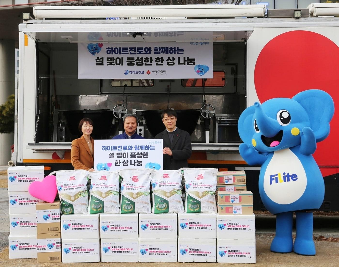 본문 이미지 -  지난 5일 서울 용산구 흑석동에 위치한 원봉공회 밥차에서 하이트진로, 원봉공회, 사회복지공동모금회 관계자들이 참석한 가운데 '설 명절 밥차 한상 나눔' 전달식을 진행했다.(하이트진로 제공)