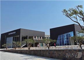 본문 이미지 - 경북도 교육청은 9일 ‘학교공간혁신사업’을 통해 학교를 ‘배우는 공간’에서 ‘머무는 공간’, 나아가 ‘함께 만들어가는 공간’으로 전환하고 있다.사진은 의성 안계초등 전경.(경북교육청 제공. 재판매 및 DB금지) /뉴스1