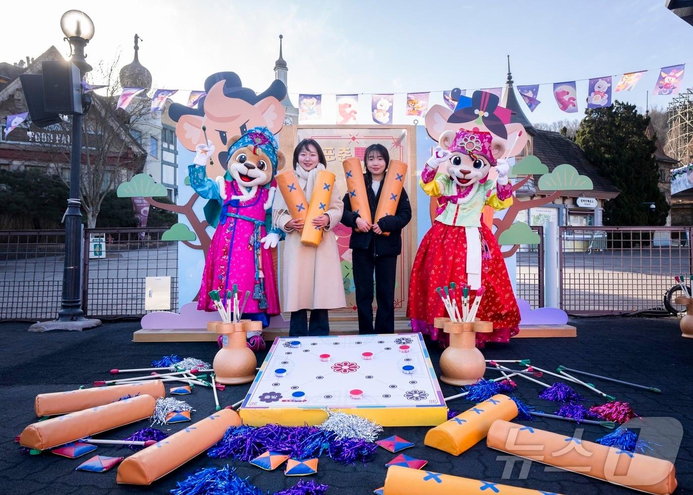 본문 이미지 - 사진은 한복을 입은 레니와 라라가 '포춘마켓'이 한창인 축제콘텐츠존에서 포토타임과 전통놀이 등 설날 이벤트를 소개하는 모습. (삼성물산 제공. 재판매 및 DB 금지) 2026.2.9 ⓒ 뉴스1