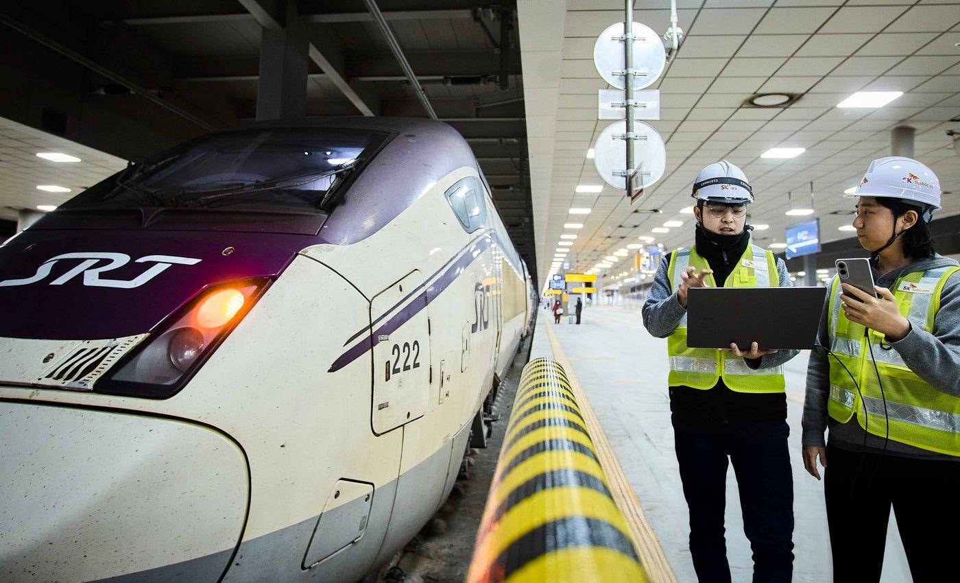 본문 이미지 - 이동통신 3사가 설 연휴를 앞두고 데이터 트래픽 증가에 대비해 특별 소통 대책을 마련한다고 9일 밝혔다. 사진은 SKT, SK오앤에스 직원들이 수서역 인근에서 네트워크 현황을 점검하는 모습. (SKT 제공)