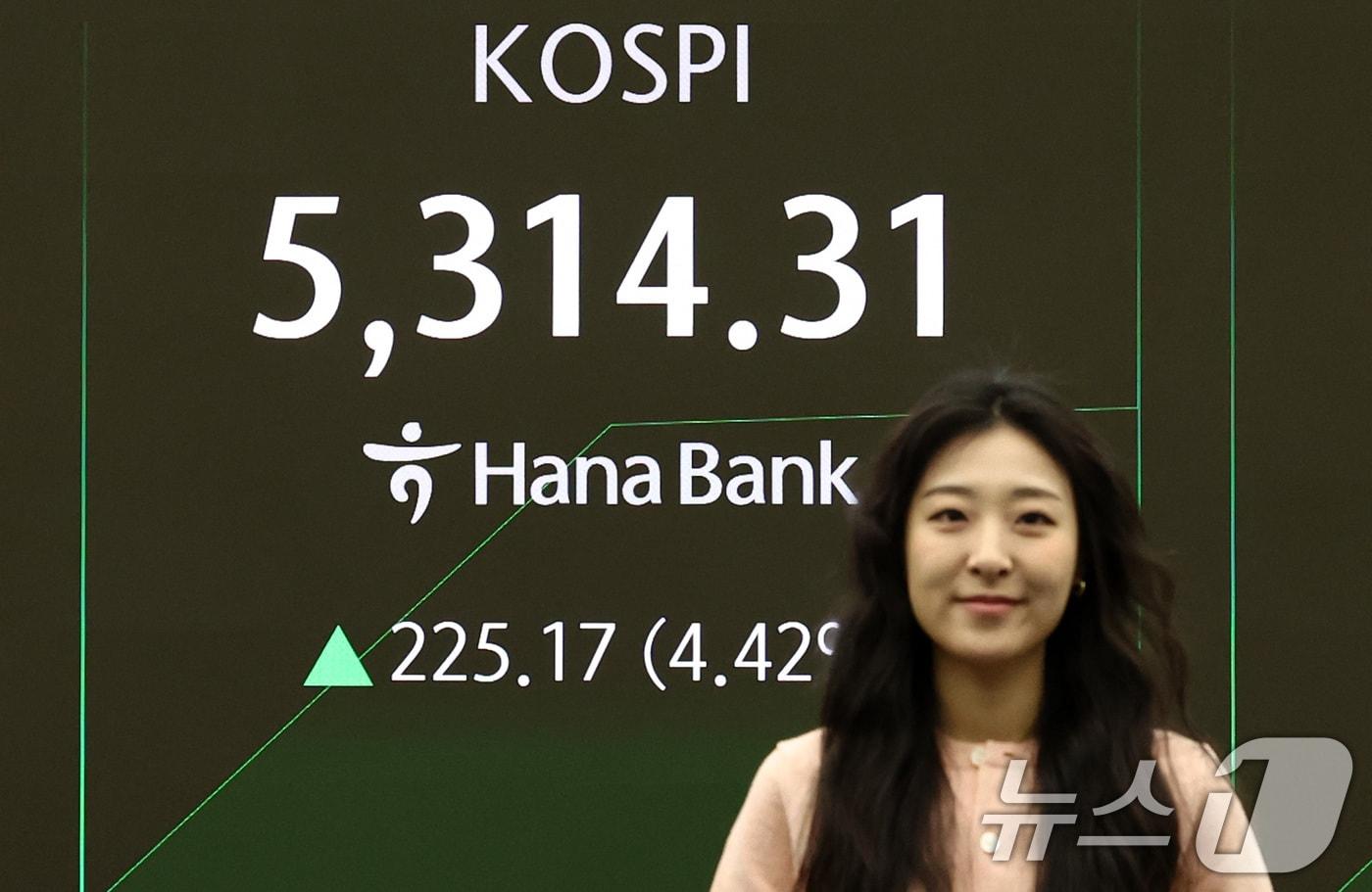 본문 이미지 - 코스피가 상승 출발한 9일 서울 중구 하나은행 본점 딜링룸 전광판에 증시 시황이 표시되어 있다. 2026.2.9 ⓒ 뉴스1 최지환 기자
