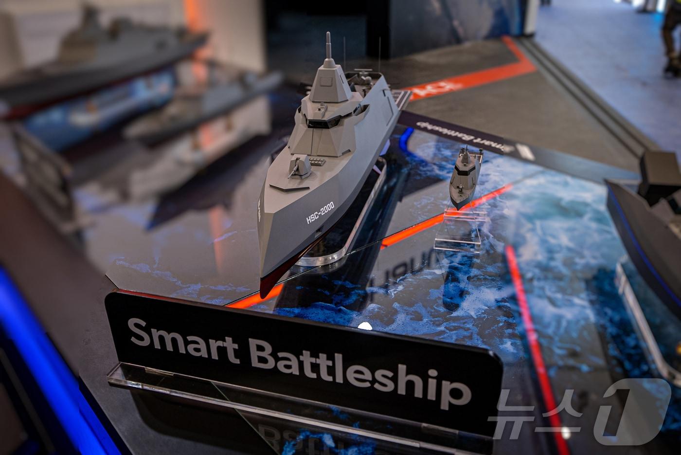 본문 이미지 - 한화에어로스페이스·한화시스템·한화오션이 8일부터 12일(현지시간)까지 사우디아라비아 리야드에서 열리는 'WDS 2026'에 참가해 육·해·공·우주 전 영역을 아우르는 K-방산 수출패키지를 선보인다고 9일 밝혔다. 사진은 한화 방산 3사의 WDS 2026 통합 전시부스에 전시된 한화시스템의 스마트 배틀십 목업. (한화 제공. 재판매 및 DB 금지)
