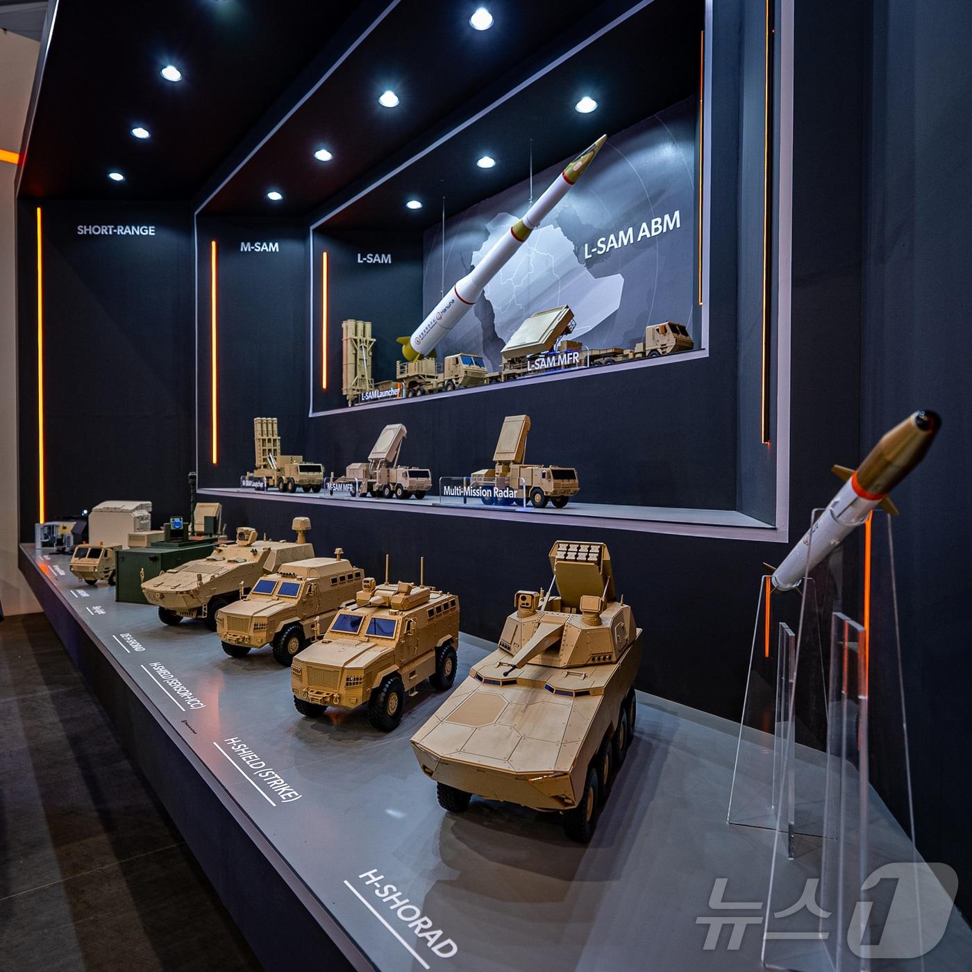 본문 이미지 - 한화 방산 3사의 WDS 2026 통합 전시부스에 전시된 한화의 대공방어체계 라인업. (한화 제공. 재판매 및 DB 금지) 2026.2.9 ⓒ 뉴스1