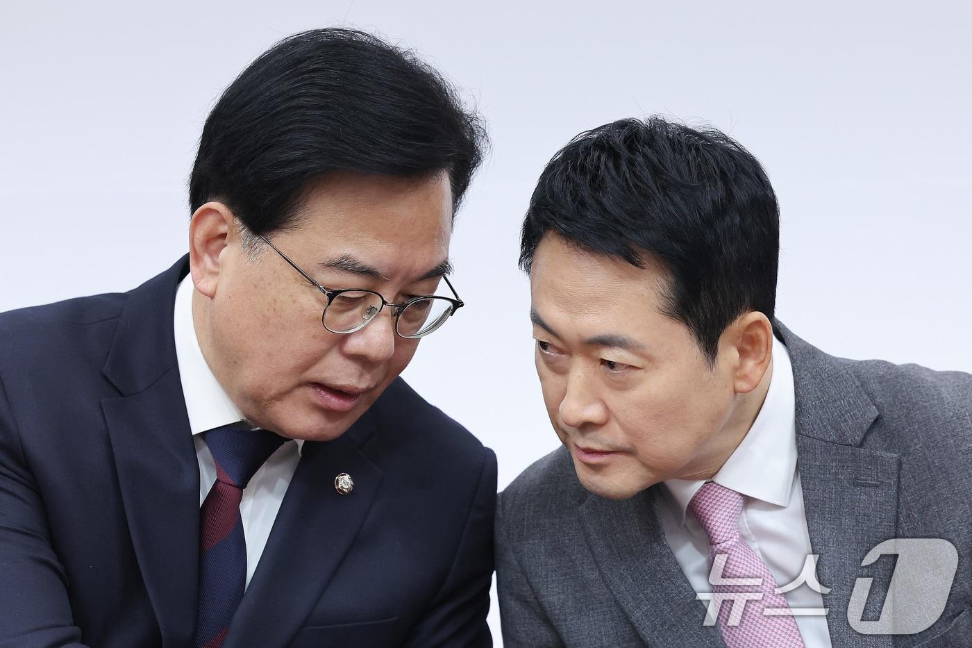 본문 이미지 - 장동혁 국민의힘 대표와 송언석 원내대표가 9일 서울 여의도 국회에서 열린 최고위원회의에서 대화하고 있다. 2026.2.9 ⓒ 뉴스1 신웅수 기자