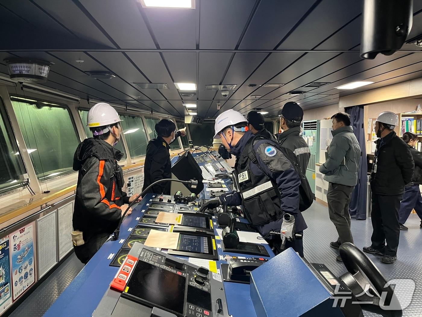 본문 이미지 - 연안여객선 특별 합동점검반이 여객선 기관 설비를 점검하고 있다.(통영운항관리센터 제공. 재판매 및 DB금지)