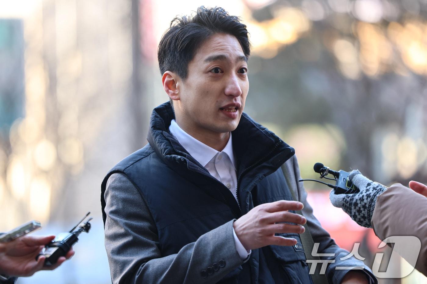 본문 이미지 - 김경 전 시의원을 직권남용권리행사방해 등 혐의로 고발한 이상욱 정의당 강서구위원장이 9일 서울 강서경찰서에 고발인 조사를 위해 출석하며 취재진 질문에 답하고 있다. 2026.2.9 ⓒ 뉴스1 김도우 기자