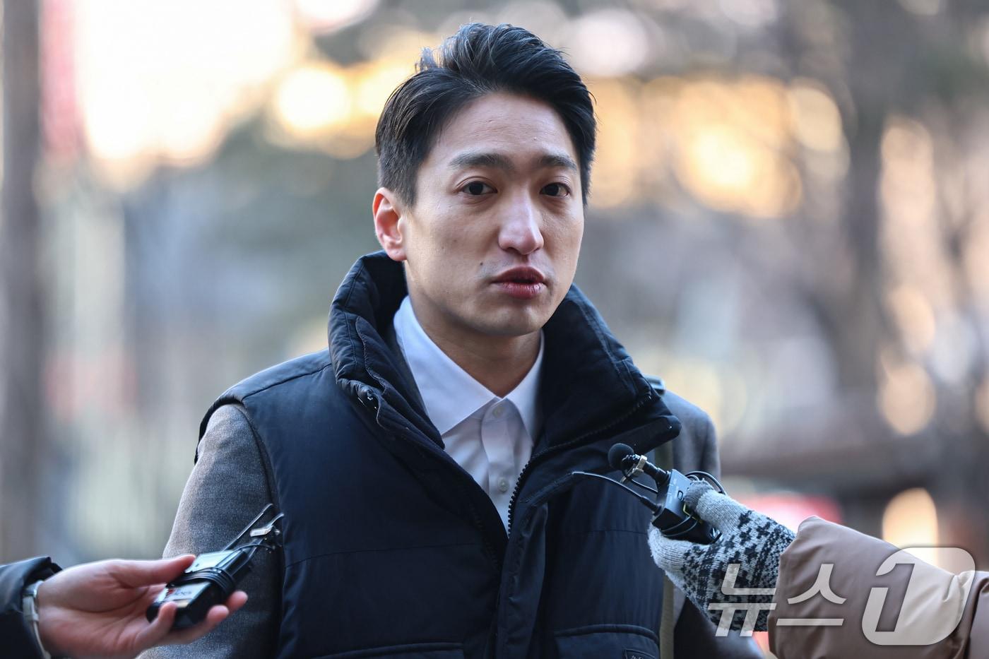 본문 이미지 - 김경 전 시의원을 직권남용권리행사방해 등 혐의로 고발한 이상욱 정의당 강서구위원장이 9일 서울 강서경찰서에 고발인 조사를 위해 출석하며 취재진 질문에 답하고 있다. 2026.2.9 ⓒ 뉴스1 김도우 기자