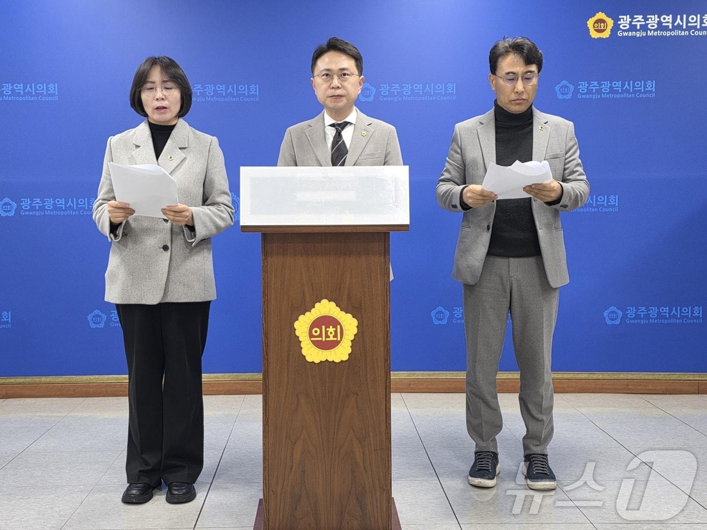 본문 이미지 - 광주시의회 박필순(광산3)·이귀순(광산4)·박수기(광산5)의원은 9일 시의회 브리핑룸에서 기자회견을 갖고 광산구청장 단일화 선언을 하고 있다. 이들은 이귀순 의원과 박수기 의원의 단일화 과정을 통해 박 의원으로 단일화했다.