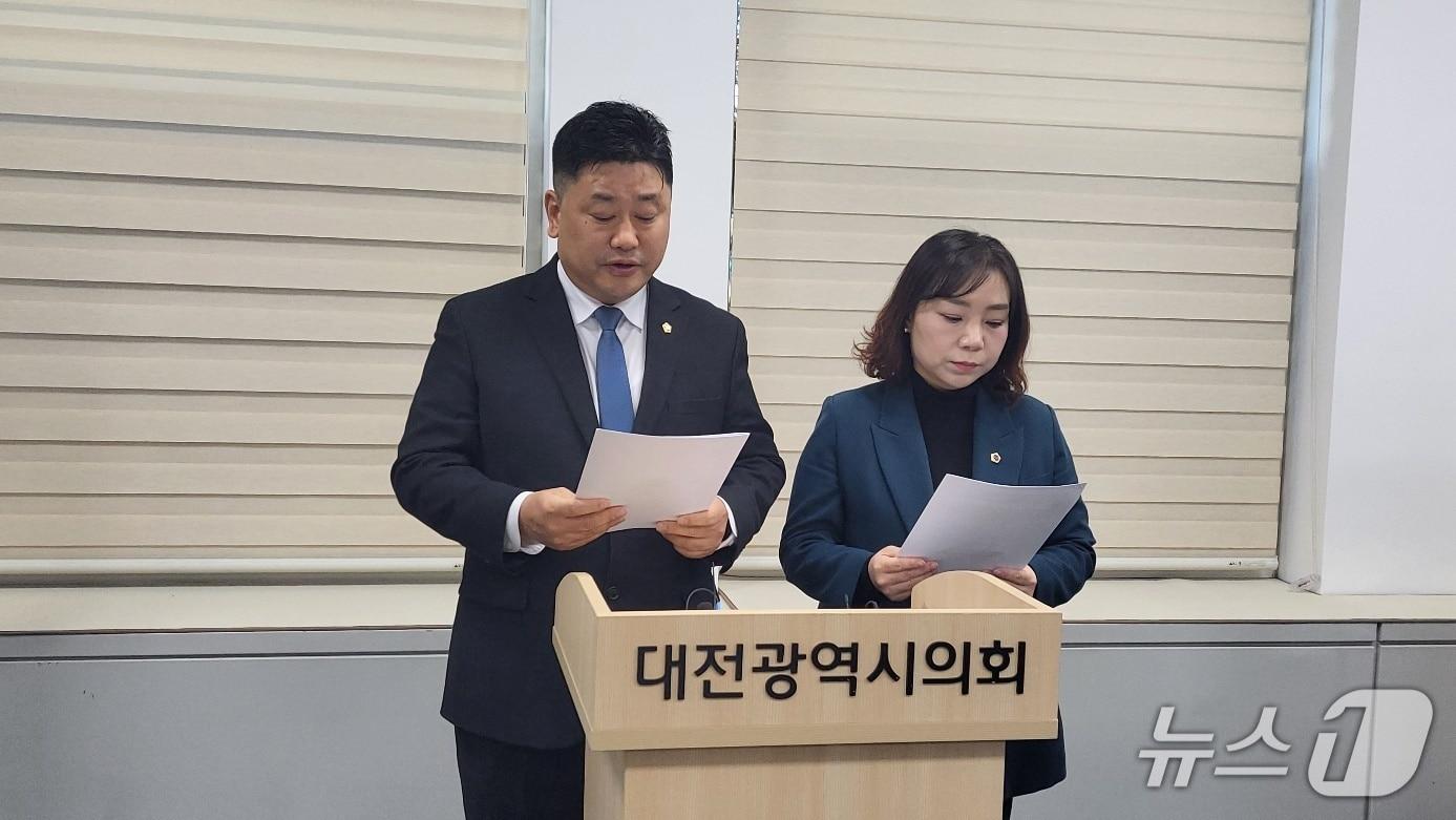 본문 이미지 - 더불어민주당 방진영 시의원과 김민숙 시의원이 9일 오전 대전시의회 기자실에서 회견을 하고 있다. 박종명 기자 / 뉴스1