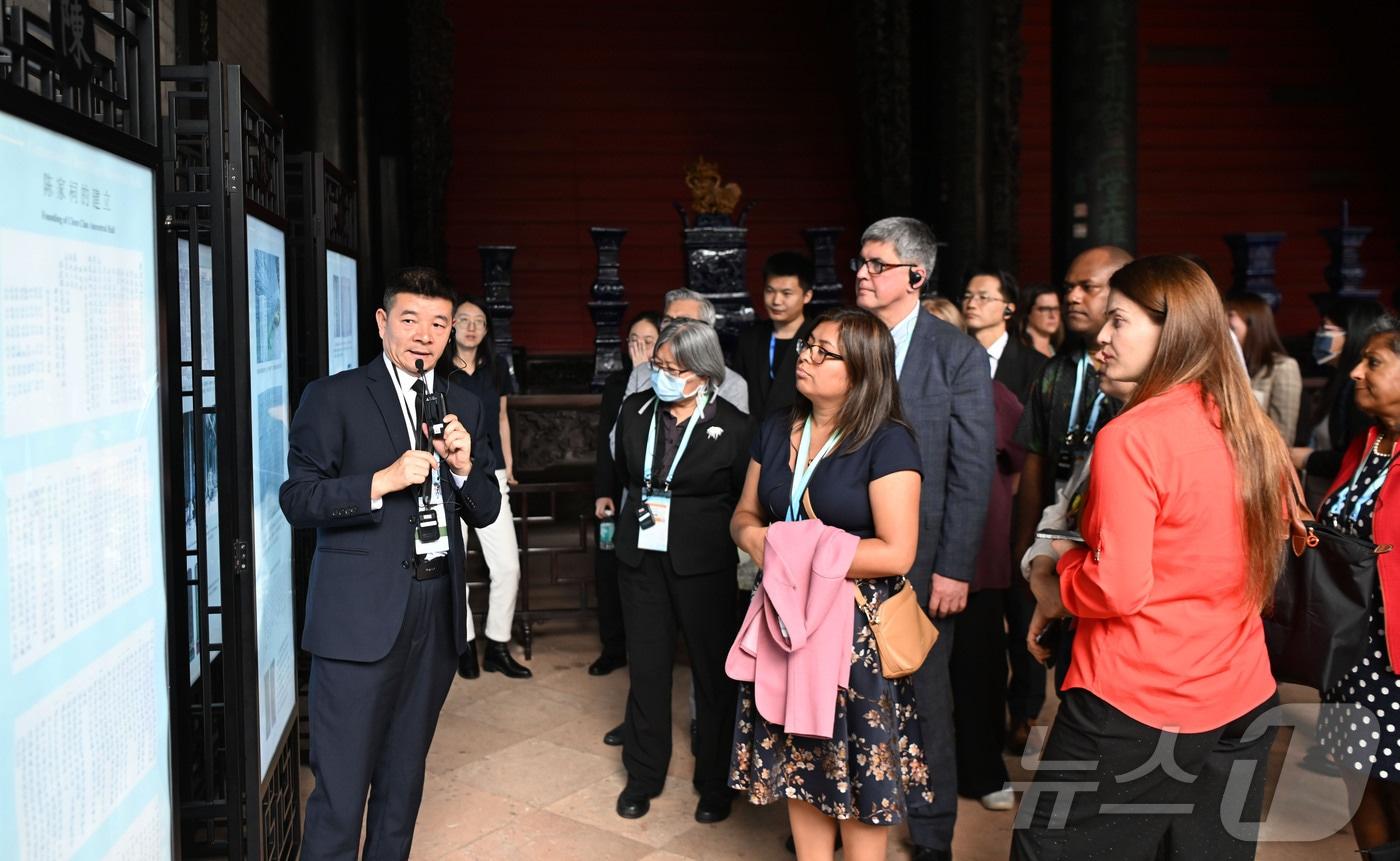 본문 이미지 - 제33차 아시아태평양경제협력체(APEC) 정상회의 개최를 앞두고 제1차 고위관리회의 및 관련 회의에 참석한 대표단이 지난 6일 광둥성 광저우를 방문했다. 2026.2.7 ⓒ 신화=뉴스1