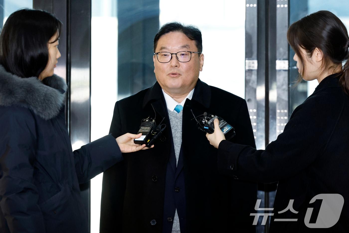 본문 이미지 - 쿠팡 사건을 무혐의 처분하도록 외압을 행사한 인물로 지목된 엄희준 광주고등검찰청 검사가 9일 오전 서울 서초구 관봉권·쿠팡 상설특검팀 사무실에서 2차 피의자 조사를 받기 위해 출석하며 취재진 질문에 답하고 있다. 2026.2.9 ⓒ 뉴스1 박정호 기자