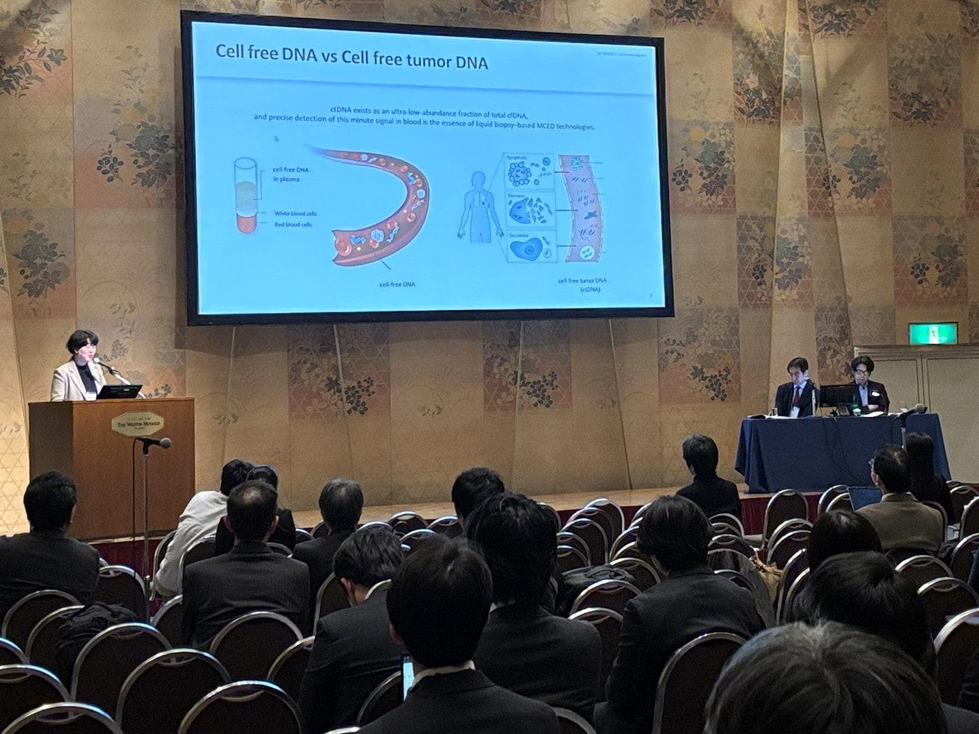 본문 이미지 - 조은해 GC지놈 연구소장이 지난 7일 일본 교토에서 열린 액체생검학회에서 발표하고 있다. (GC지놈 제공)