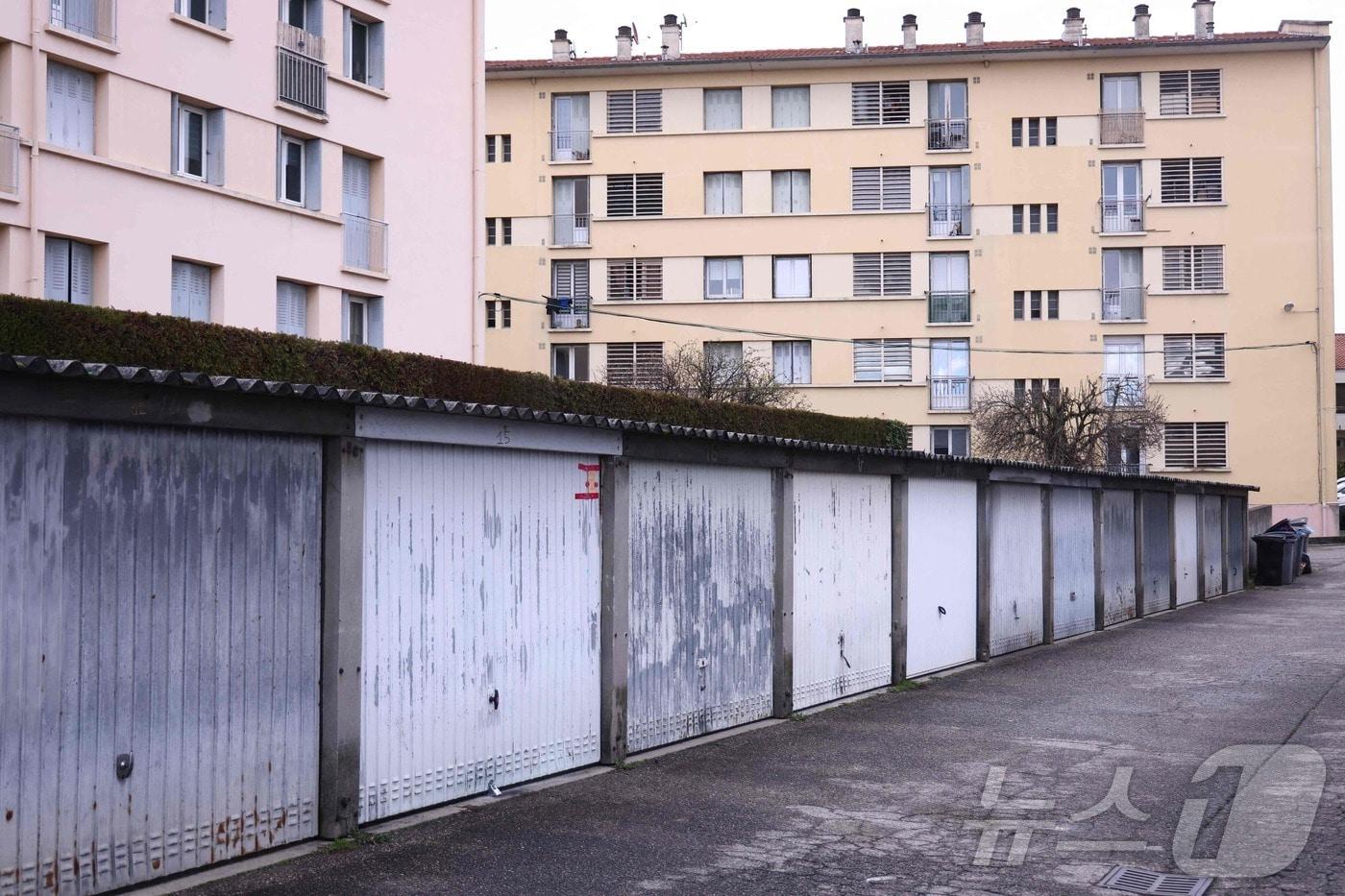 본문 이미지 - 6일(현지시간) 프랑스 남동부 드롬주 부르레발랑스에서 두 여성이 다친 채 발견된 건물 아래 차고 ⓒ AFP=뉴스1